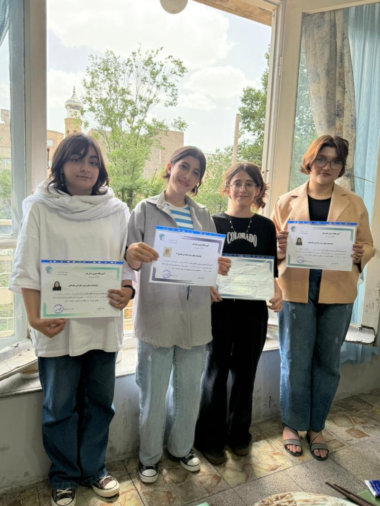 اهدای گواهی نامه پایان دوره به هنرجویان شرکت کننده در آزمون